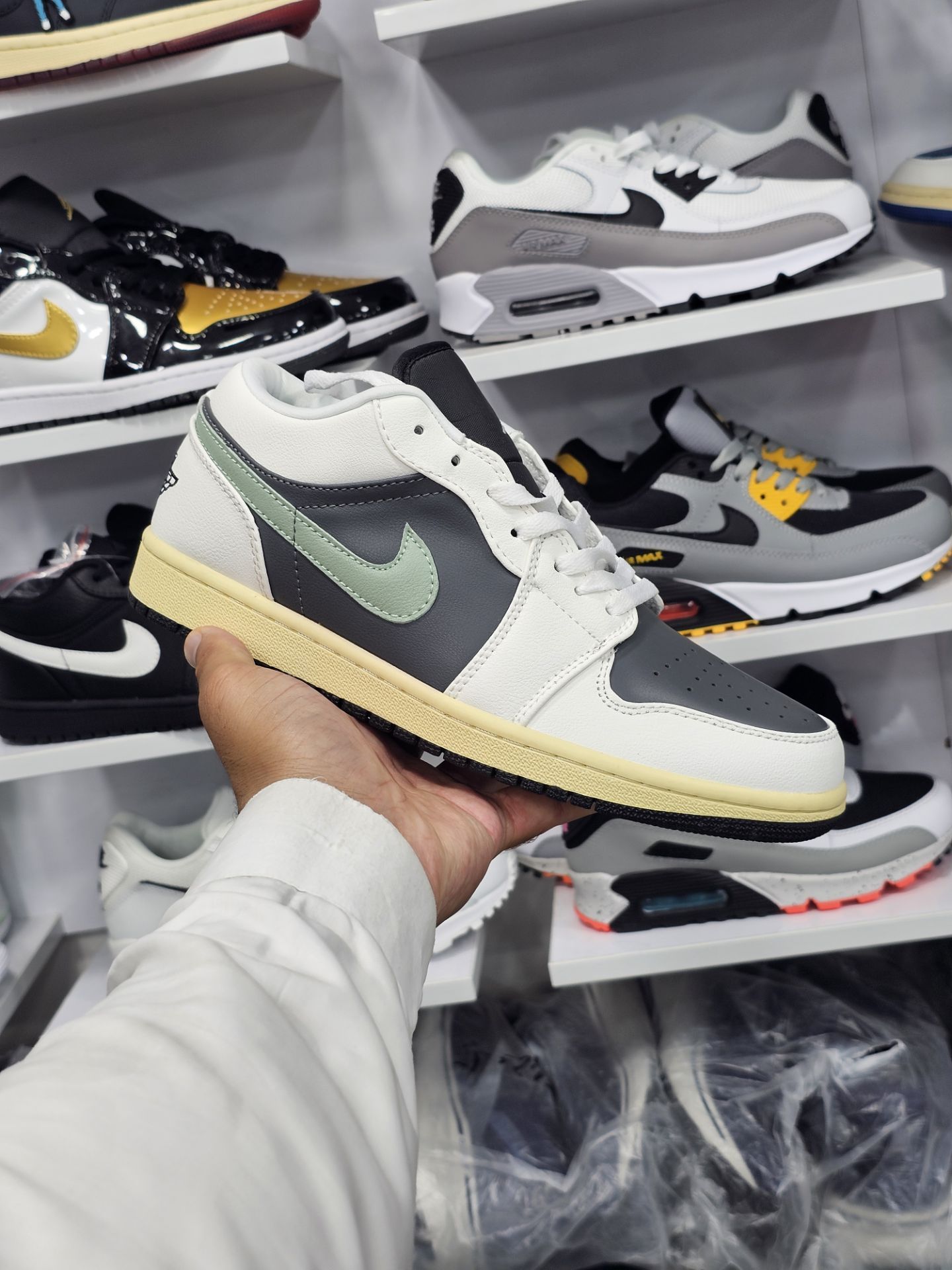 کتونی مسترکوالیتی نایک ایر جردن وان بدون ساق Nike Air Jordan 1 Low وارداتی ساخت ویتنام سایز ۴۰ الی ۴۵فروش تکی و عمده ضمانت کیفیت کالا