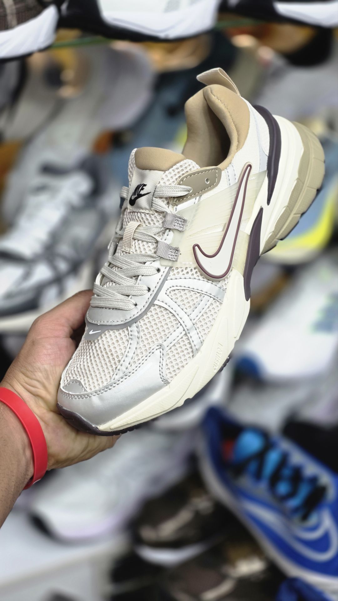 خرید کتونی نایک وی تو کی Nike V2k Run /سایز 37الی۴۵ساخت ویتنام وارداتی فروش تکی و عمده ضمانت کیفیت کالا