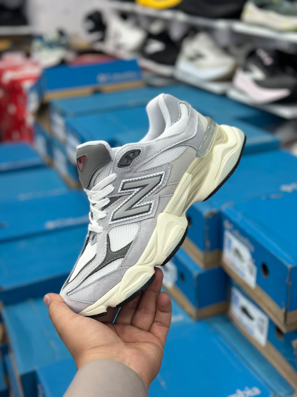 کتونی نیوبالانس ۹۰۶۰ Newbalance 9060پیاده رویی و رانینگ ساخت ویتنام وارداتی سایز ۴۰الی ۴۵ فروش تکی و عمده ضمانت کیفیت کالا