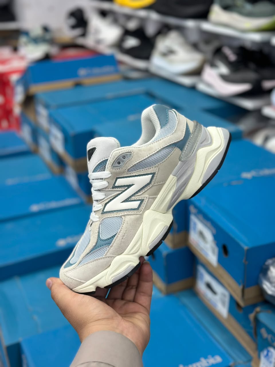 کتونی نیوبالانس ۹۰۶۰ Newbalance 9060پیاده رویی و رانینگ ساخت ویتنام وارداتی سایز ۴۰الی ۴۵ فروش تکی و عمده ضمانت کیفیت کالا