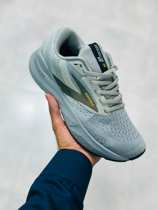 کتونی بروکس گلیسرین ۲۴ BROOKS GLYCERIN ۲۴ساخت ویتنام وارداتی سایز۴۰ الی ۴۵ ضمانت کیفیت کالا فروش تکی و عمده