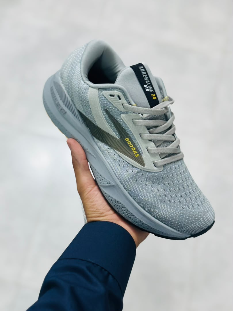کتونی بروکس گلیسرین ۲۴ BROOKS GLYCERIN ۲۴ساخت ویتنام وارداتی سایز۴۰ الی ۴۵ ضمانت کیفیت کالا فروش تکی و عمده