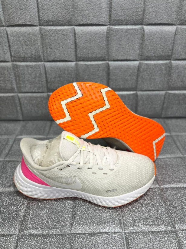 کتونی نایک ریولیشنNike Revolution 5 ۵سایز: ۴۰فروش به ضمانت اورجینال استوک اروپایی