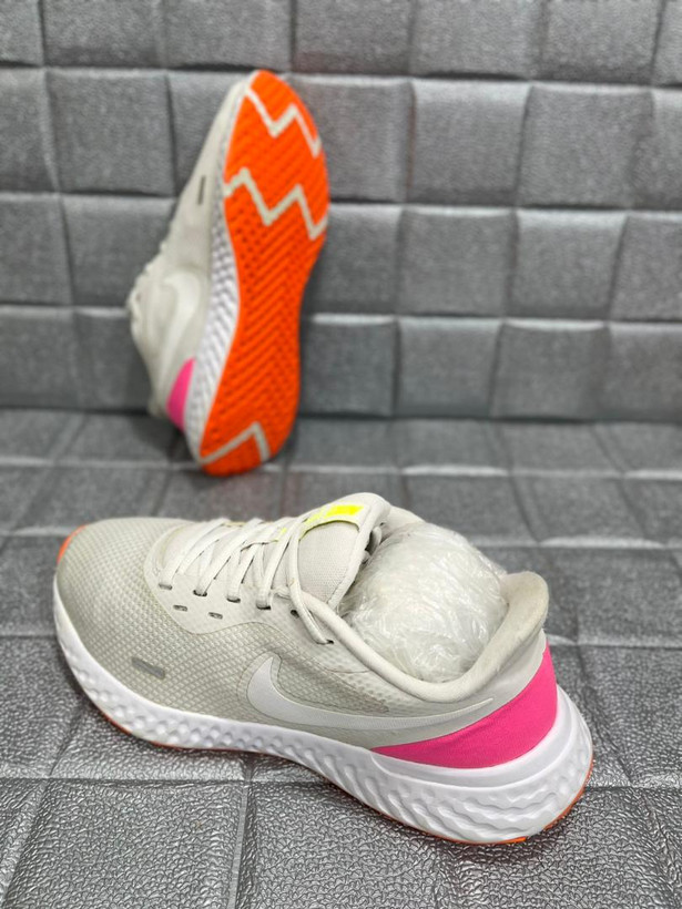 کتونی نایک ریولیشنNike Revolution 5 ۵سایز: ۴۰فروش به ضمانت اورجینال استوک اروپایی