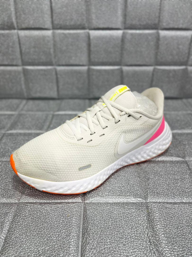 کتونی نایک ریولیشنNike Revolution 5 ۵سایز: ۴۰فروش به ضمانت اورجینال استوک اروپایی