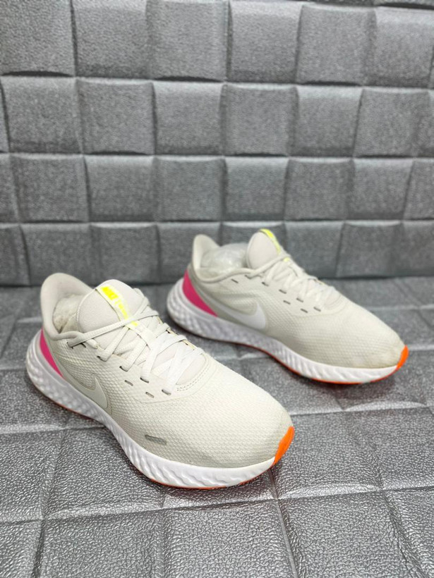 کتونی نایک ریولیشنNike Revolution 5 ۵سایز: ۴۰فروش به ضمانت اورجینال استوک اروپایی