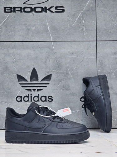 کتونی نایک ایرفورس مسترکوالیتی رنگ مشکی کلاسیک/Nike Air force/ساخت ویتنام وارداتی رویه چرم سایز38_39_ ۴۰_۴۱_۴۲_۴۳_۴۴_۴۵/مشکی کلاسیک/فروش تکی و عمده/ضمانت کیفیت کالا