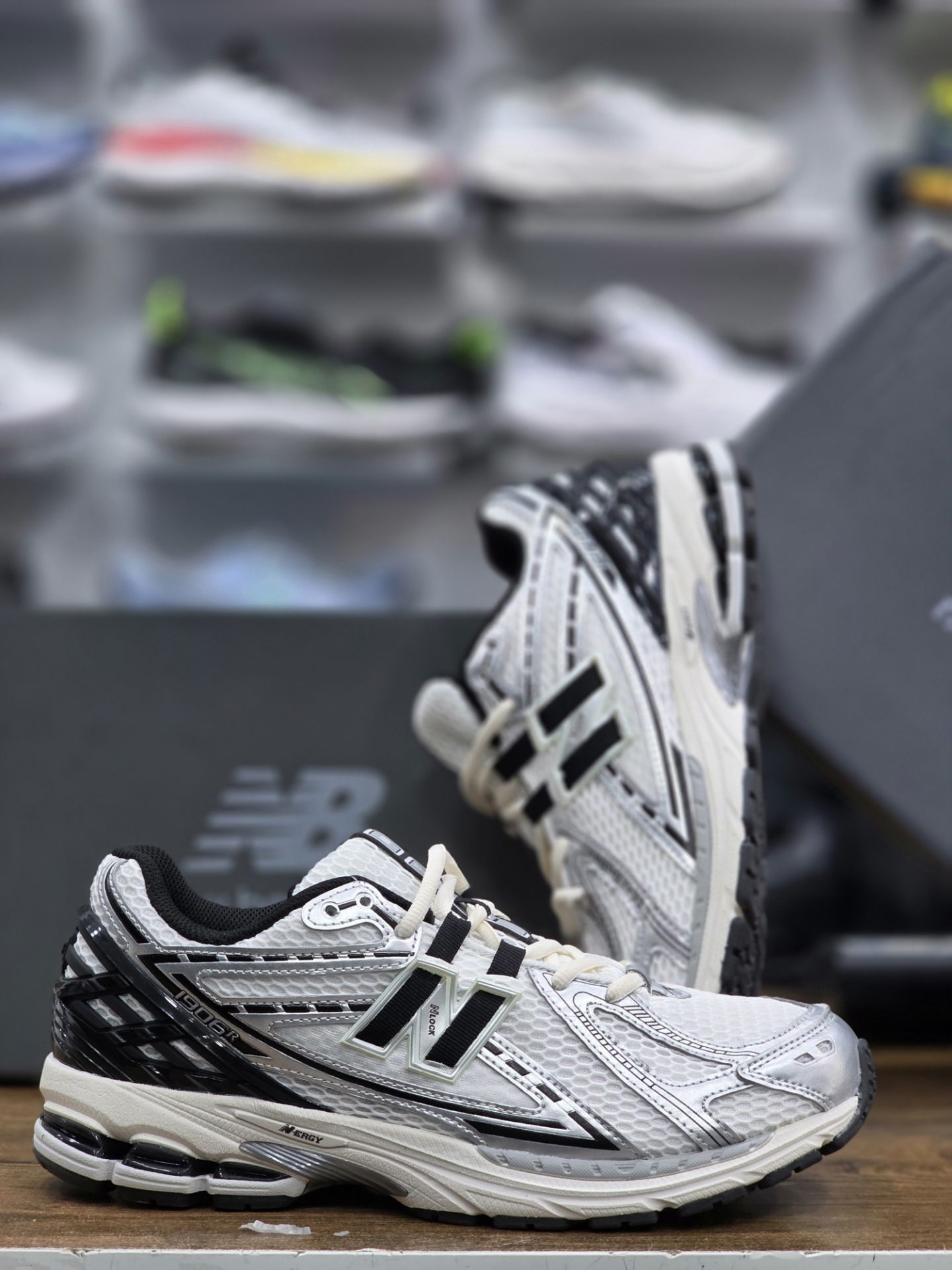 کتونی نیوبالانس ۱۹۰۶ Newbalance 1906 ساخت ویتنام وارداتی سایز ۳۸ الی ۴۵ فروش تکی و عمده ضمانت کیفیت کالا