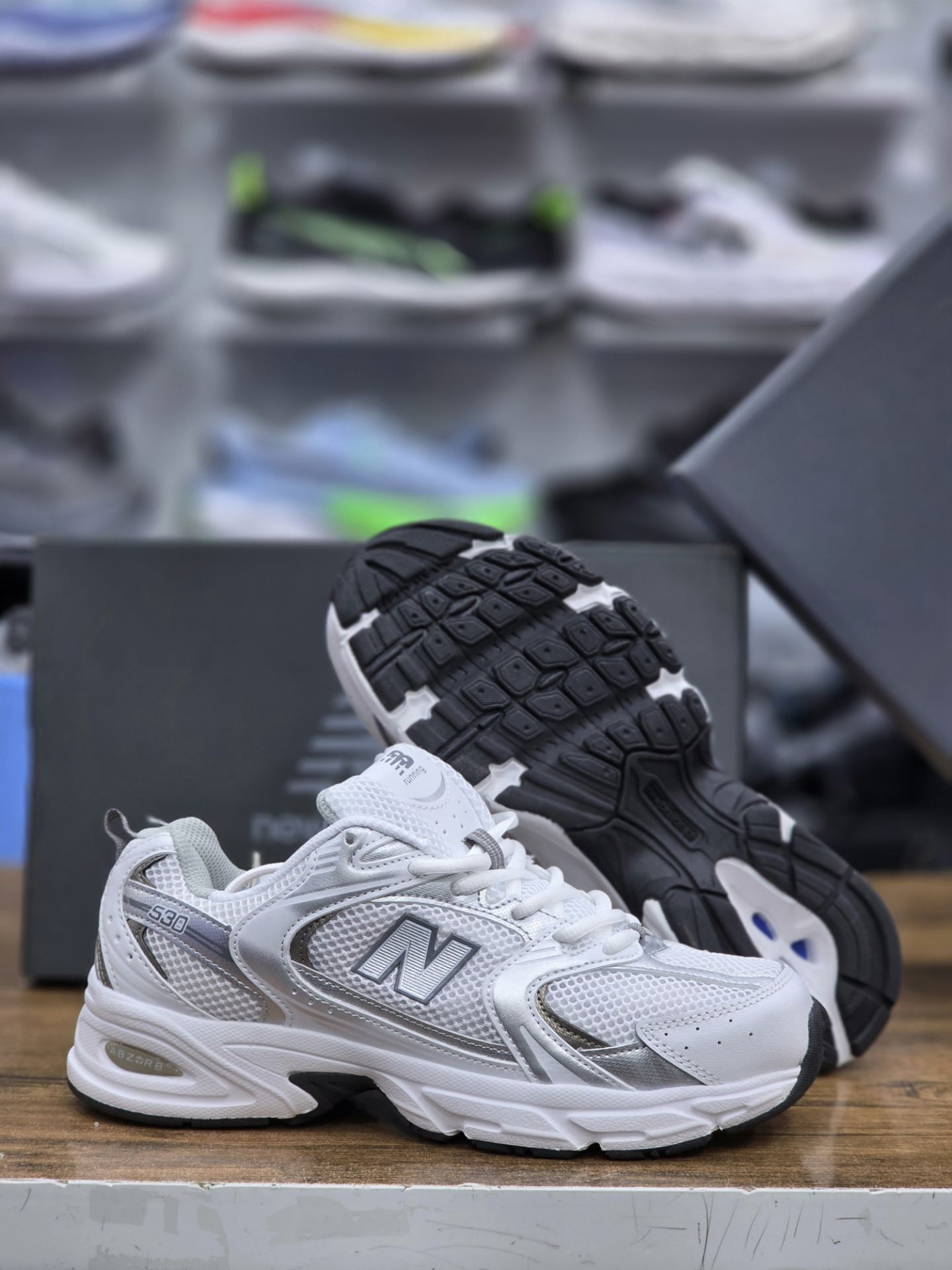 کتونی پیاده رویی و رانینگ نیوبالانس ۵۳۰ Newbalance 530ساخت ویتنام وارداتی سایز۳۷ الی ۴۵فروش تکی و عمده ضمانت اصالت کالاکیفیت مسترکوالیتیA