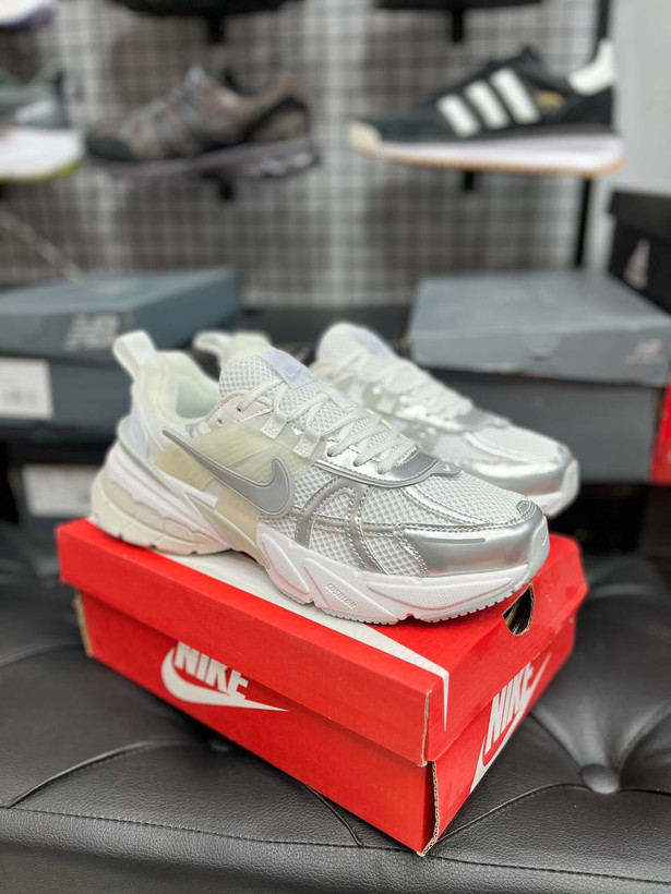کتونی نایک وی تو کی Nike V2k Runساخت ویتنام وارداتی سایز 37الی۴۵ فروش تکی و عمده ضمانت کیفیت کالا