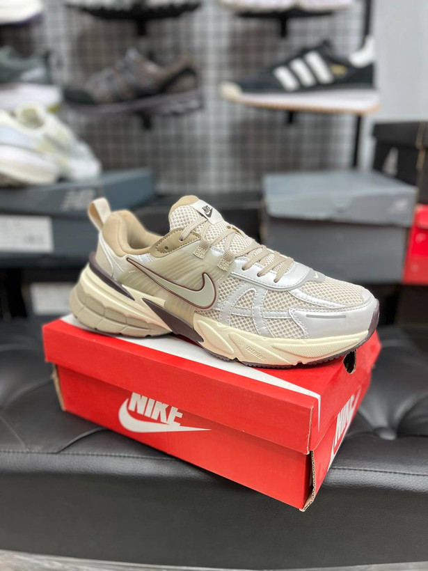 کتونی نایک وی تو کی Nike V2k Runساخت ویتنام وارداتی سایز 37الی۴۵ فروش تکی و عمده ضمانت کیفیت کالا