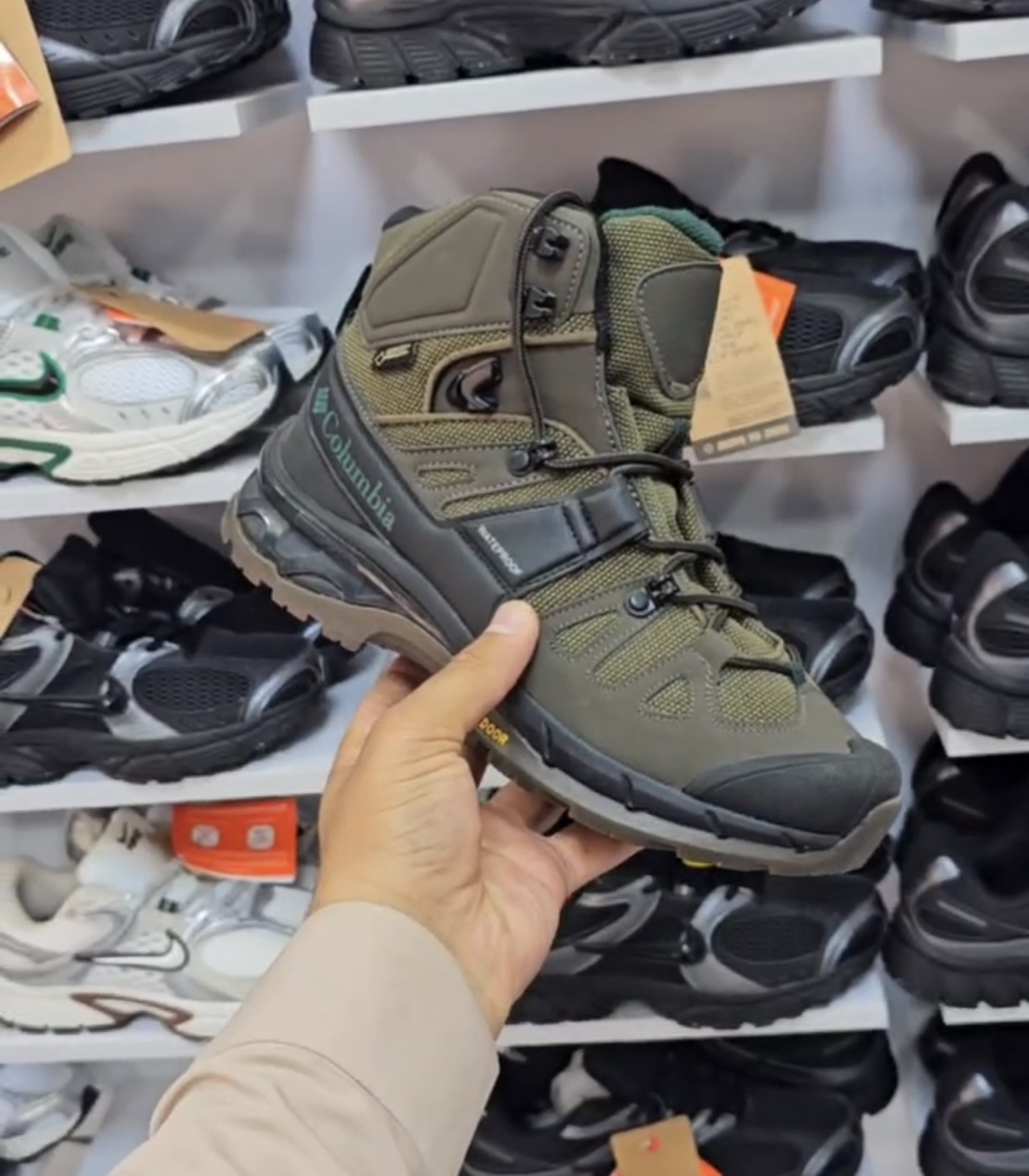 کلمبیا کوهنوردی ضدآب | Columbia Gore-Tex Waterproof ساخت ویتنام زیره ویبرام گورتکس سایز ۴۰ فروش عمده و تک