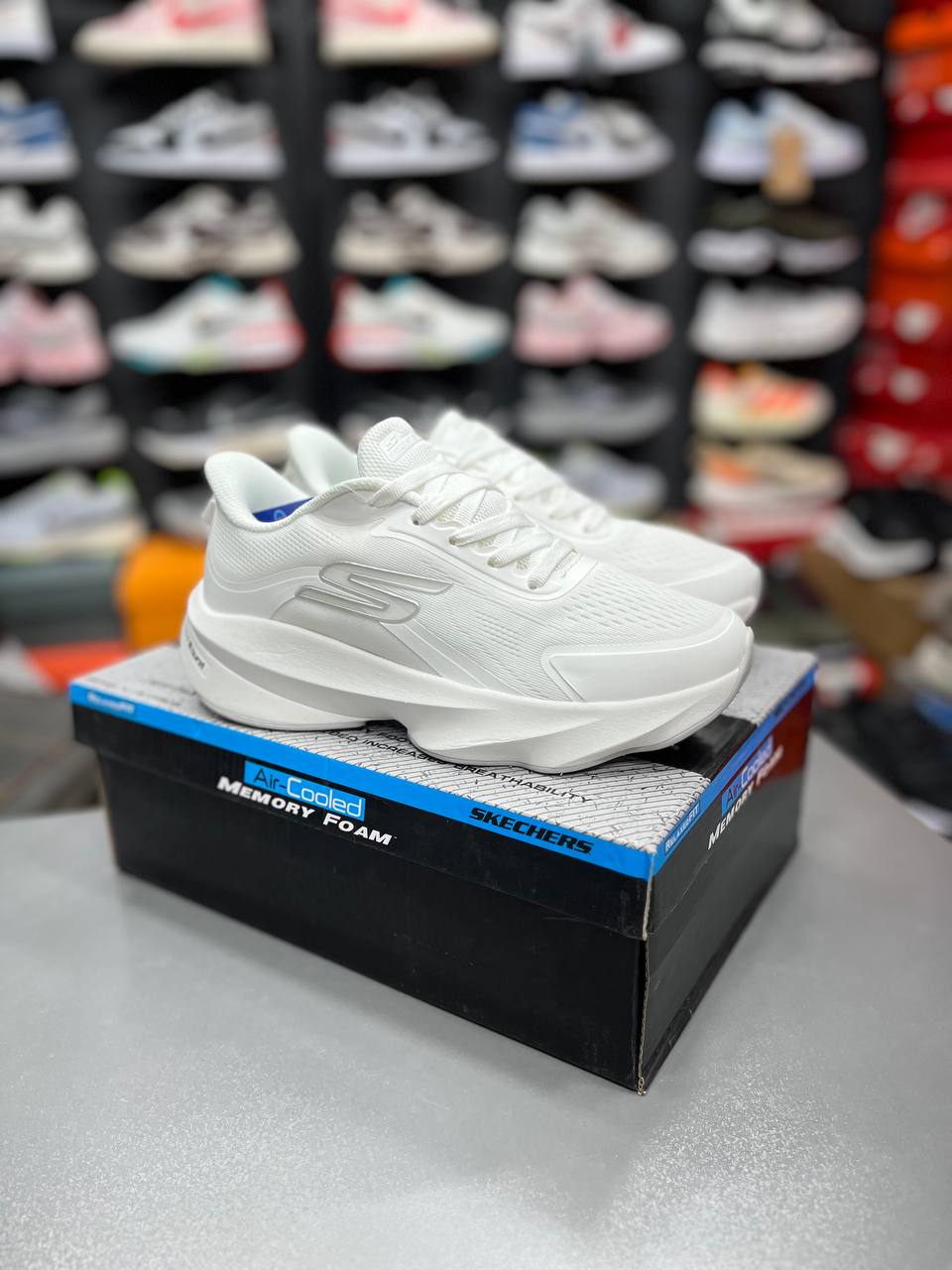 کتونی زنانه اسکیچرزهایپر برست skechers Hyper Burst ساخت ویتنام وارداتی سایز۳۷ الی ۴۰فروش تکی و عمده ضمانت کیفیت کالا