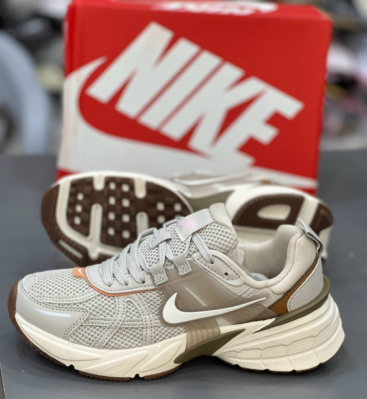 نایک وی تو کی Nike V2k Runساخت ویتنام وارداتی سایز 37الی40 فروش تکی و عمده ضمانت کیفیت کالا