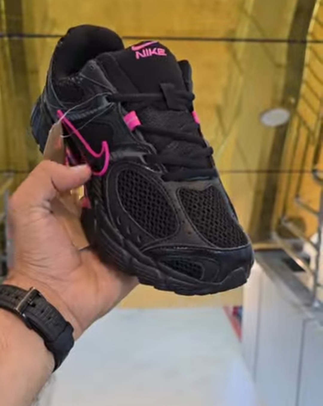 کتونی نایک وی فایو کی Nike v5k run ساخت ویتنام وارداتی سایز40الی ۴۵ضمانت کیفیت کالا فروش تکی و عمده