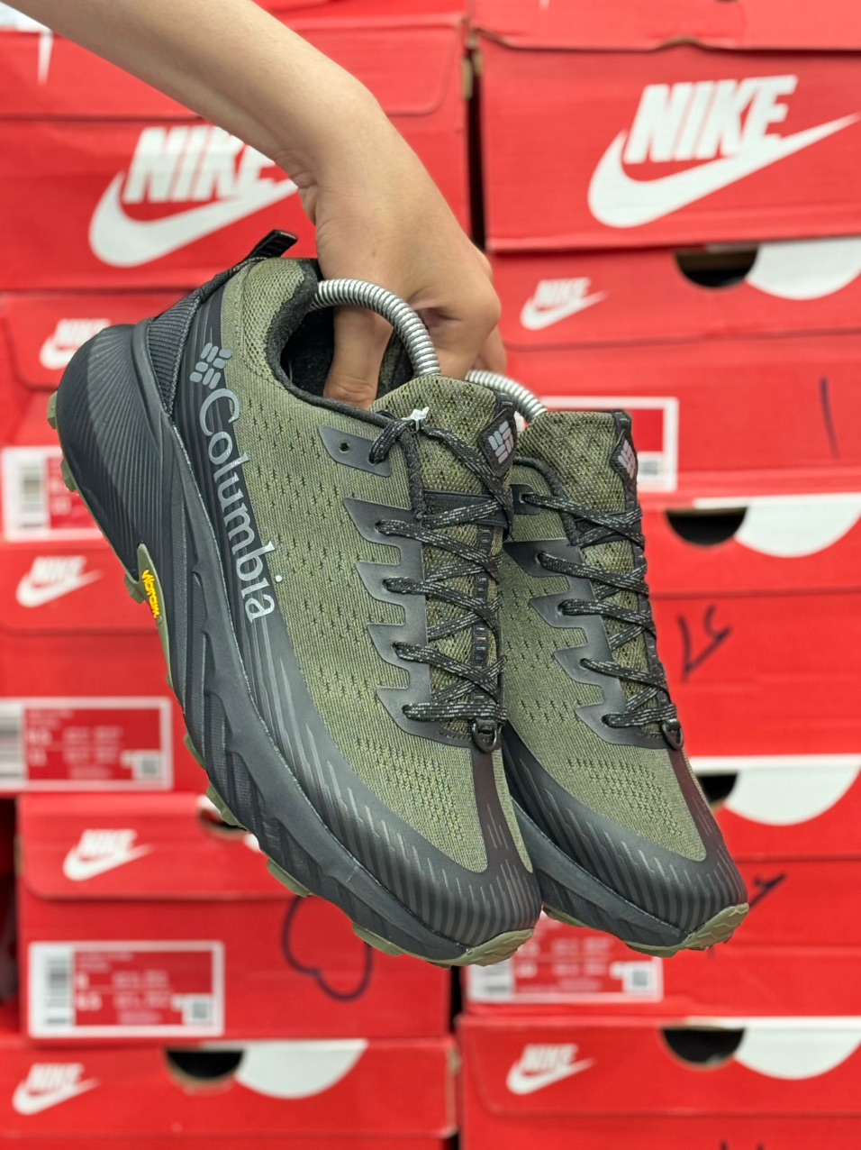 کتونی طبیعتگردی کلمبیا زیره ویبرام Columbia GORE-TEX ساخت ویتنام وارداتی سایز ۴۰ الی ۴۵ رویه گورتکس ضمانت کیفیت کالا فروش تکی و عمده