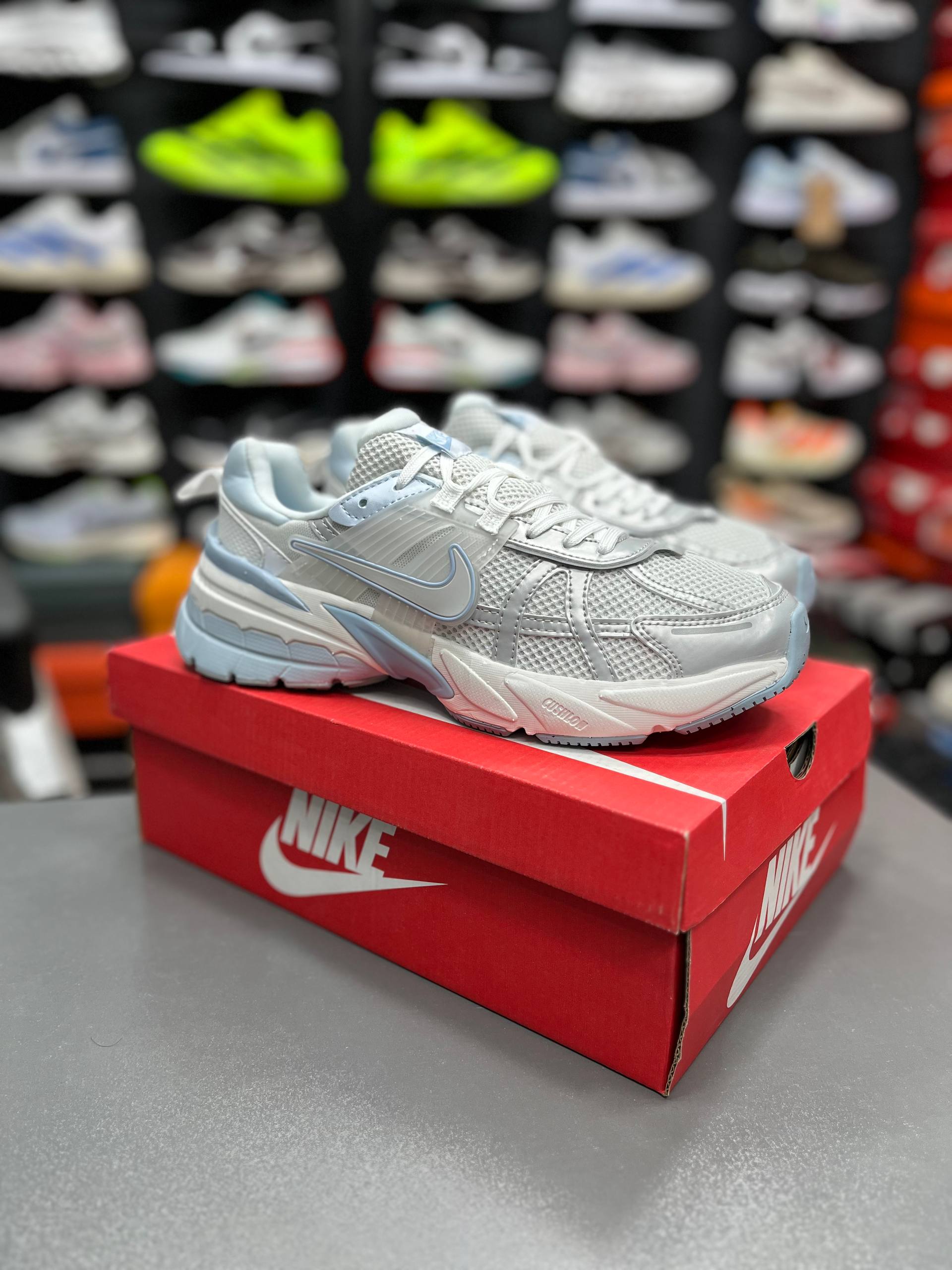 خرید کتونی نایک وی تو کی Nike V2k Runساخت ویتنام وارداتی سایز 37الی۴۵ فروش تکی و عمده ضمانت اصالت کالا بالاترین کیفیت درجه ۱