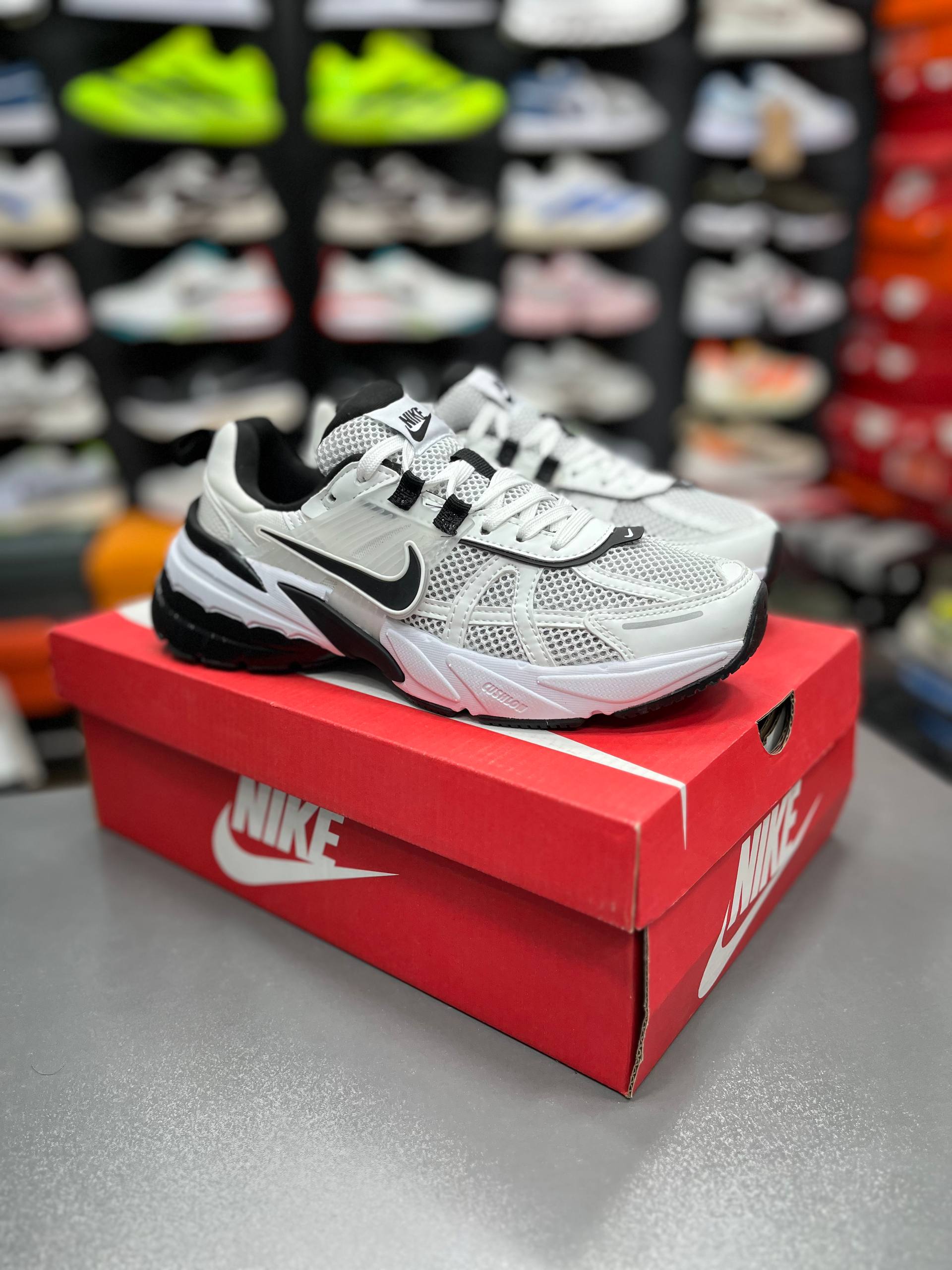 کتونی ست مردانه و زنانه نایک وی تو کی Nike V2k Runساخت ویتنام وارداتی سایز 37الی۴۵ فروش تکی و عمده ضمانت اصالت کالا بالاترین کیفیت درجه ۱