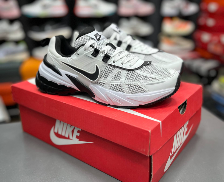 کتونی نایک وی تو کی Nike V2k Runساخت ویتنام وارداتی سایز 37الی۴۵ فروش تکی و عمده ضمانت اصالت کالا بالاترین کیفیت درجه ۱