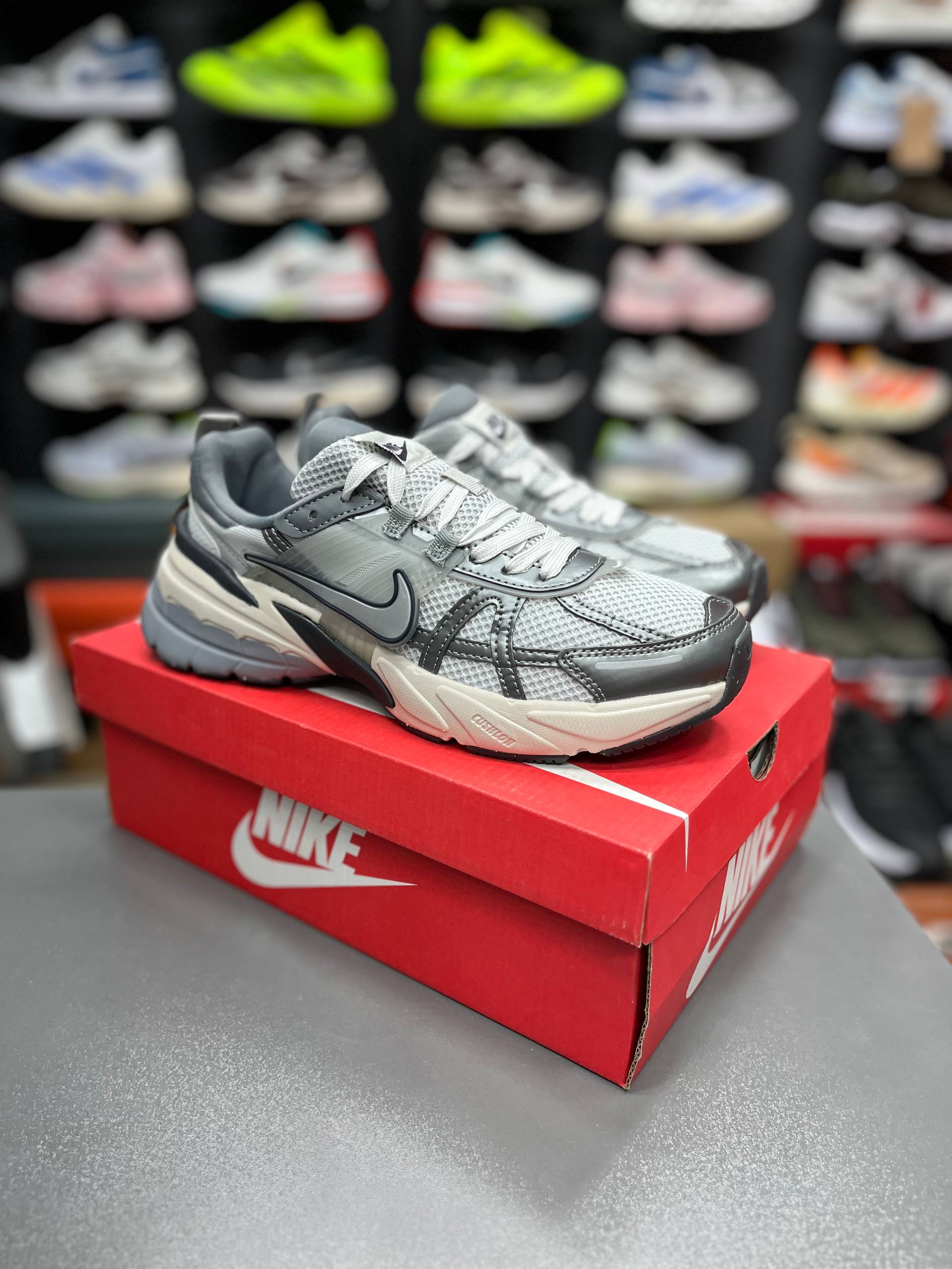 کتونی ست زنانه و مردانه نایک وی تو کی Nike V2k Runساخت ویتنام وارداتی سایز 37الی۴۵ فروش تکی و عمده ضمانت کیفیت کالا