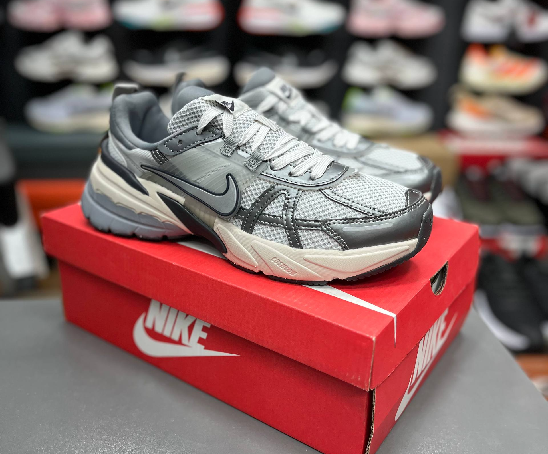 کتونی نایک وی تو کی Nike V2k Runساخت ویتنام وارداتی سایز 37الی۴۵ فروش تکی و عمده ضمانت اصالت کالا بالاترین کیفیت درجه ۱