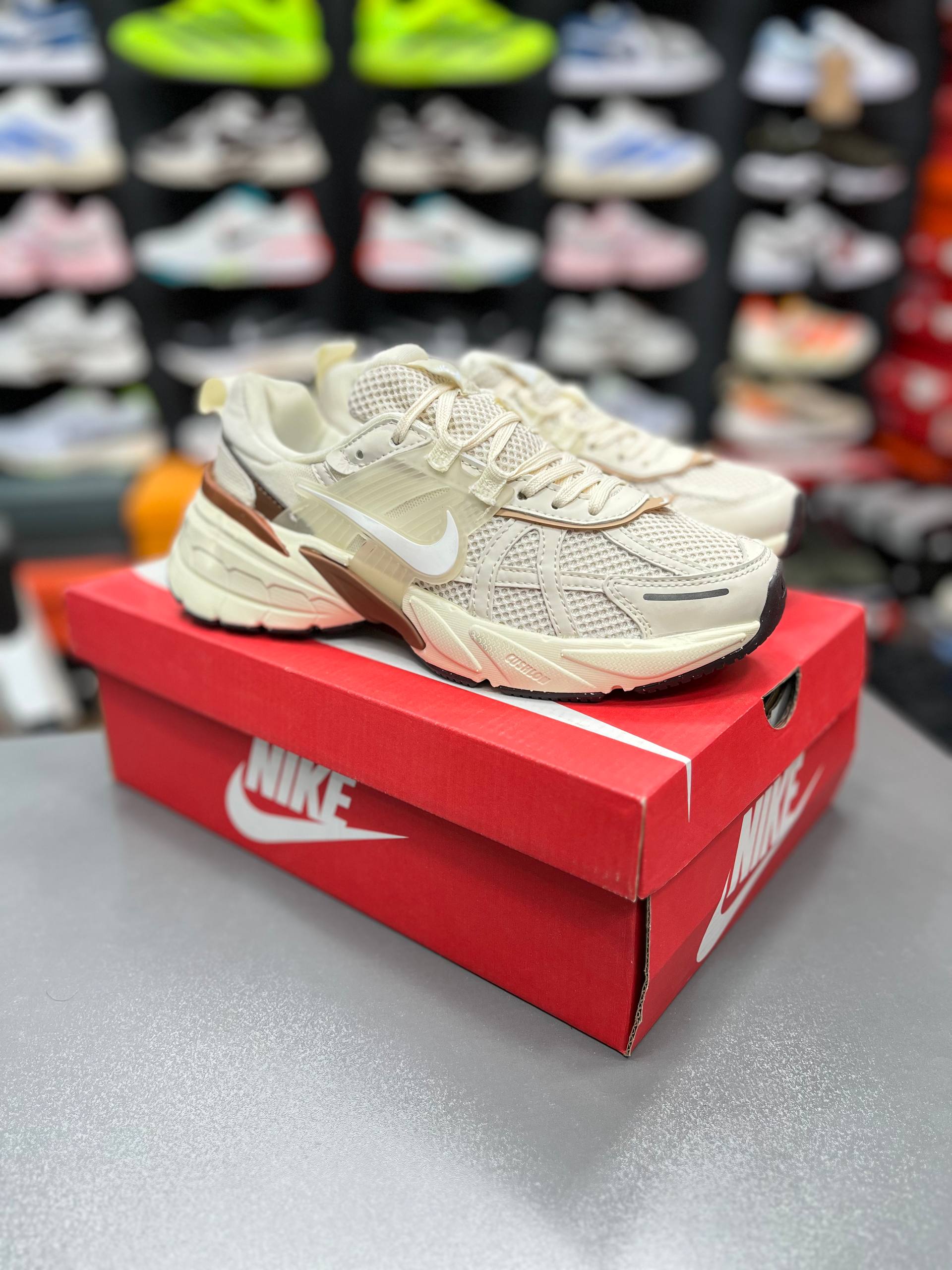 کتونی نایک وی تو کی Nike V2k Runساخت ویتنام وارداتی سایز 37الی۴۵ فروش تکی و عمده ضمانت اصالت کالا بالاترین کیفیت درجه ۱