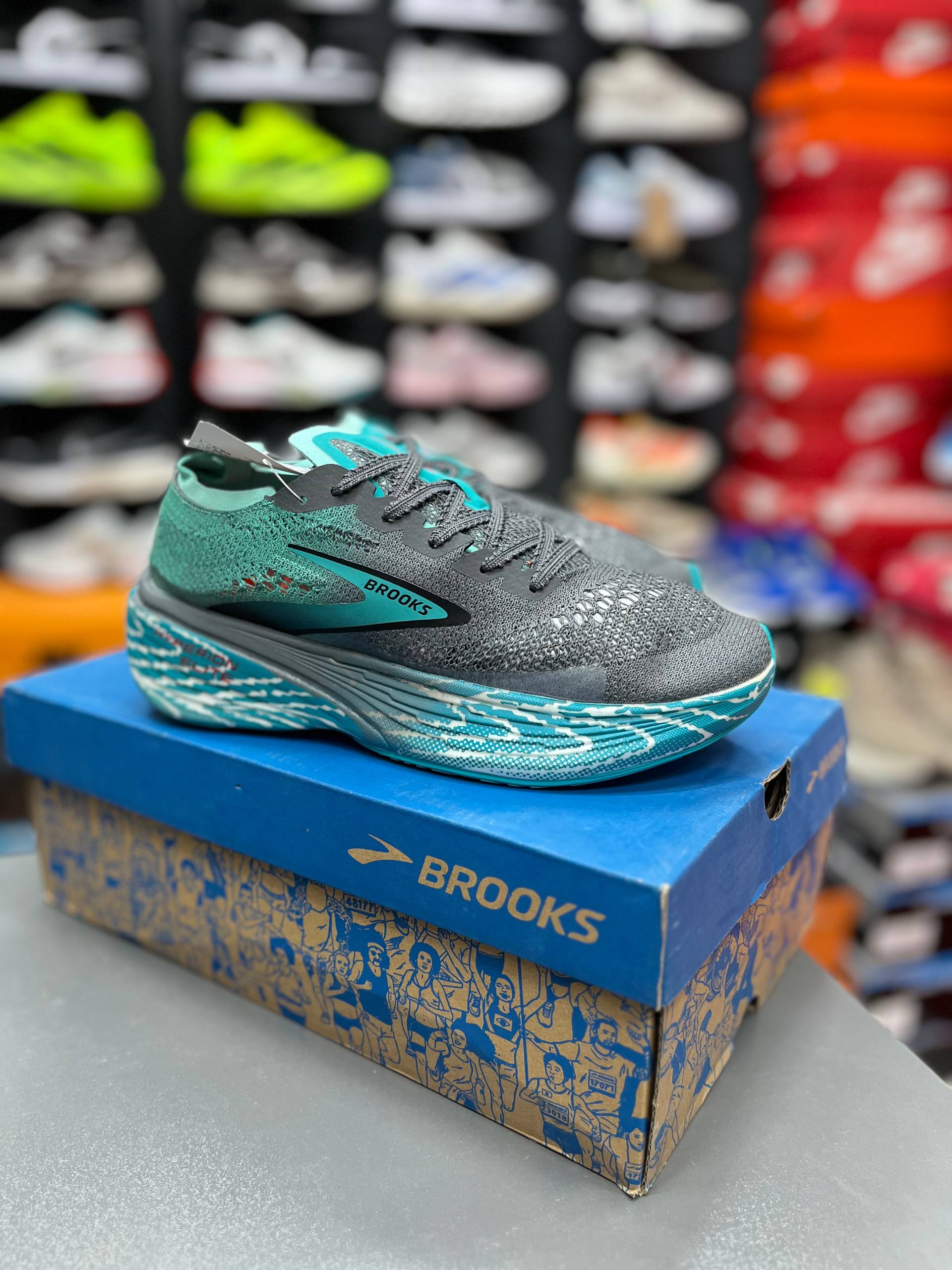 کتونی بروکس هایپریون الیت ۴ زیره نرم و سبک و راحت رویه تنفس پذیر Brooks Hyperion Elite 4ساخت ویتنام وارداتی سایز ۳۹الی۴۵ فروش تکی و عمده ضمانت کیفیت کالا مسترکوالیتی درجه ۱