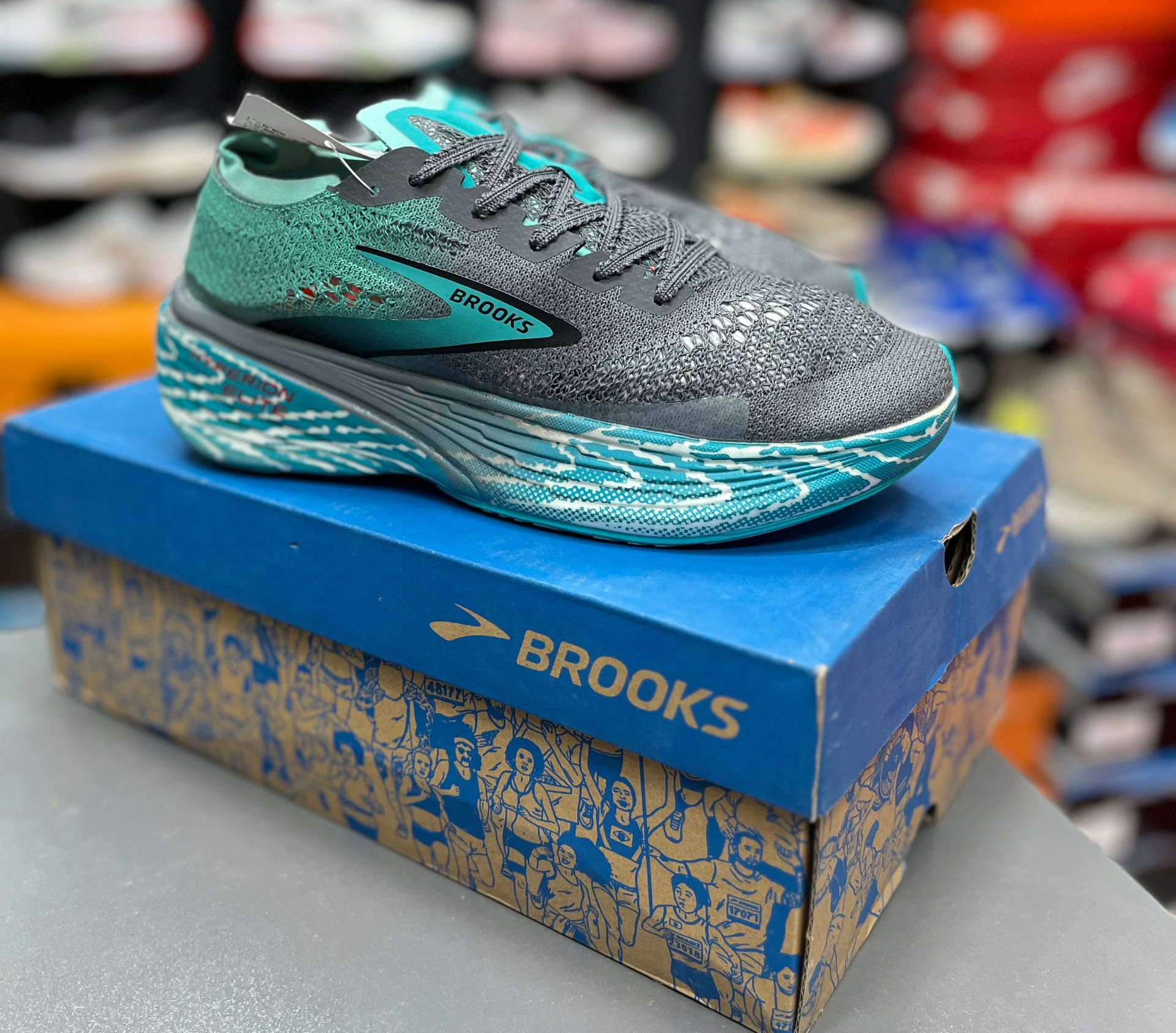 کتونی بروکس هایپریون الیت ۴ زیره نرم و سبک و راحت رویه تنفس پذیر Brooks Hyperion Elite 4ساخت ویتنام وارداتی سایز ۳۹الی۴۵ فروش تکی و عمده ضمانت کیفیت کالا مسترکوالیتی درجه ۱