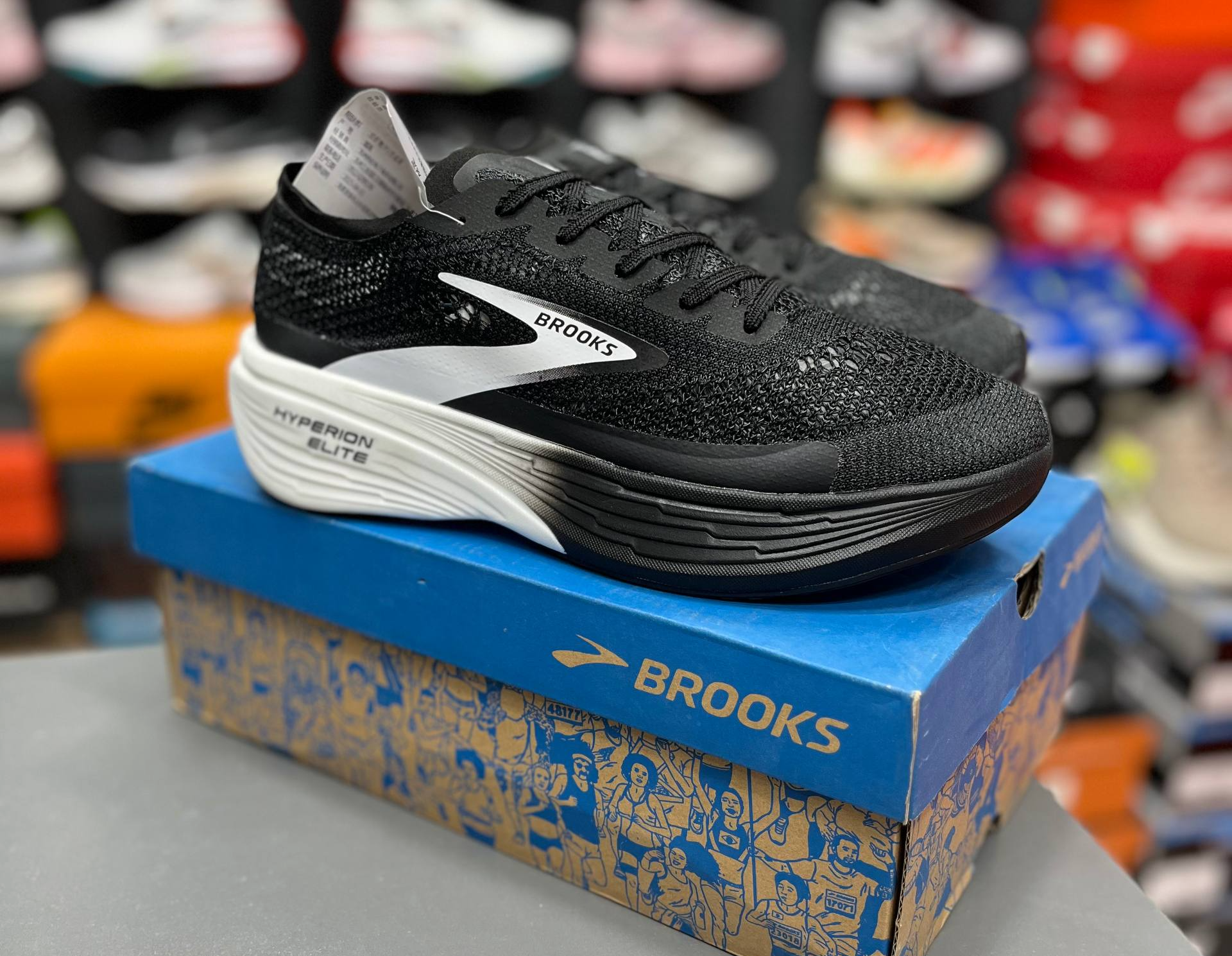 کتونی بروکس هایپریون الیت ۴ زیره نرم و سبک و راحت رویه تنفس پذیر Brooks Hyperion Elite 4ساخت ویتنام وارداتی سایز ۳۹الی۴۵ فروش تکی و عمده ضمانت کیفیت کالا مسترکوالیتی درجه ۱