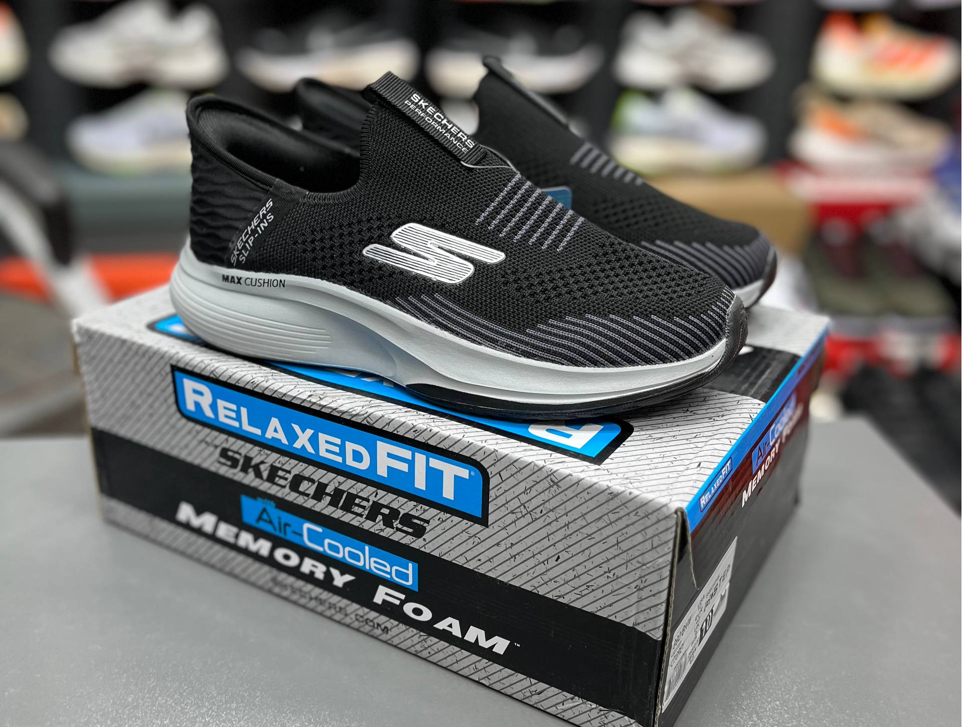 کتونی اسکیچرز بدون بند مکس کوشن مسترکوالیتی Skechers Max Cushioningساخت ویتنام وارداتی سایز 40 الی 4۵ ضمانت کیفیت کالا فروش تکی و عمده