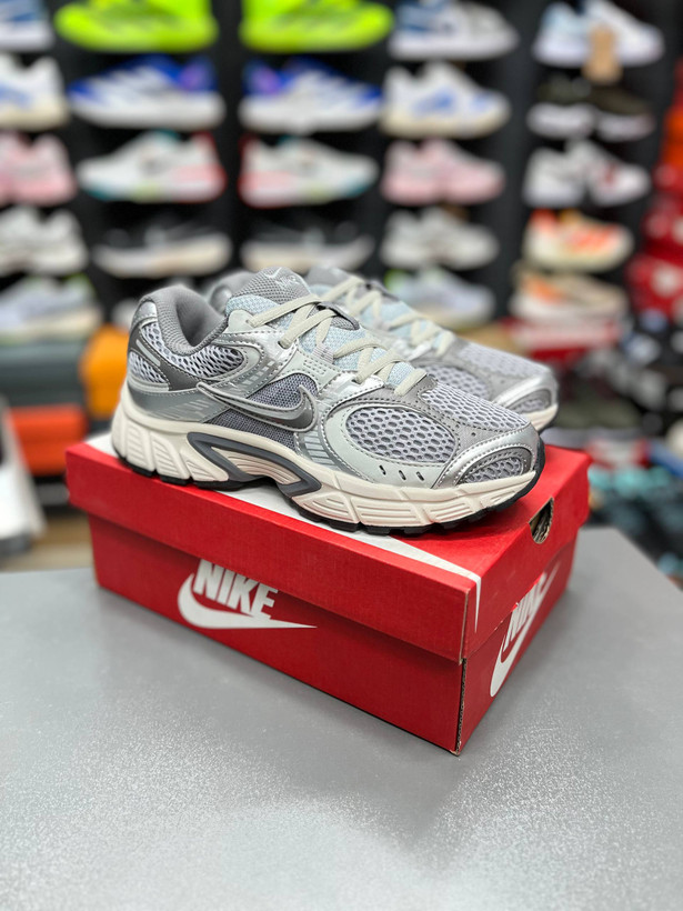 کتونی زنانه نایک وی فایو کی مسترکوالیتی Nike v5k run ساخت ویتنام وارداتی سایز۳۷الی۴۰ضمانت کیفیت کالا فروش تکی و عمده
