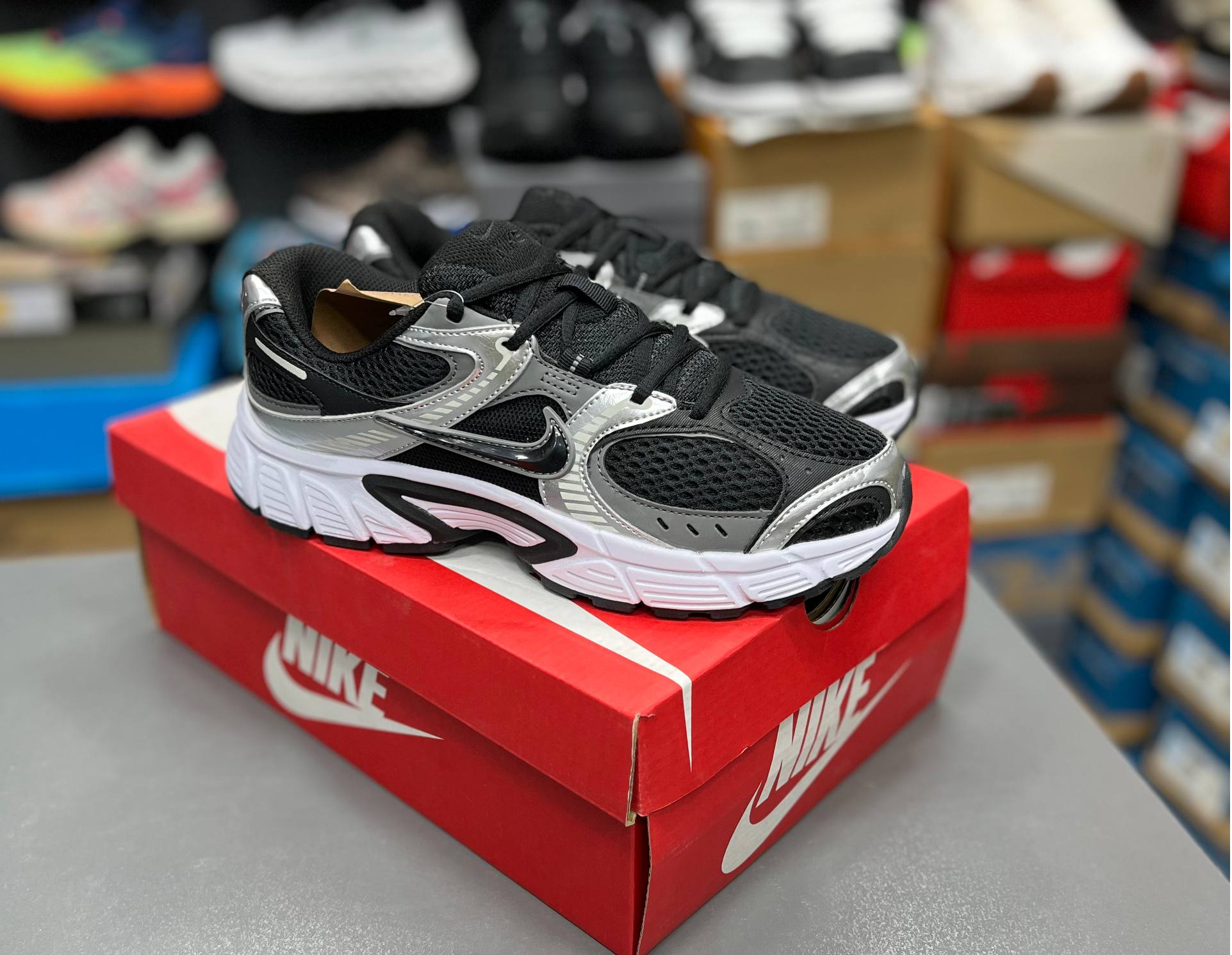 کتونی نایک وی فایو کی مسترکوالیتی Nike v5k run ساخت ویتنام وارداتی سایز ۴۰ الی ۴۵ضمانت کیفیت کالا فروش تکی و عمده
