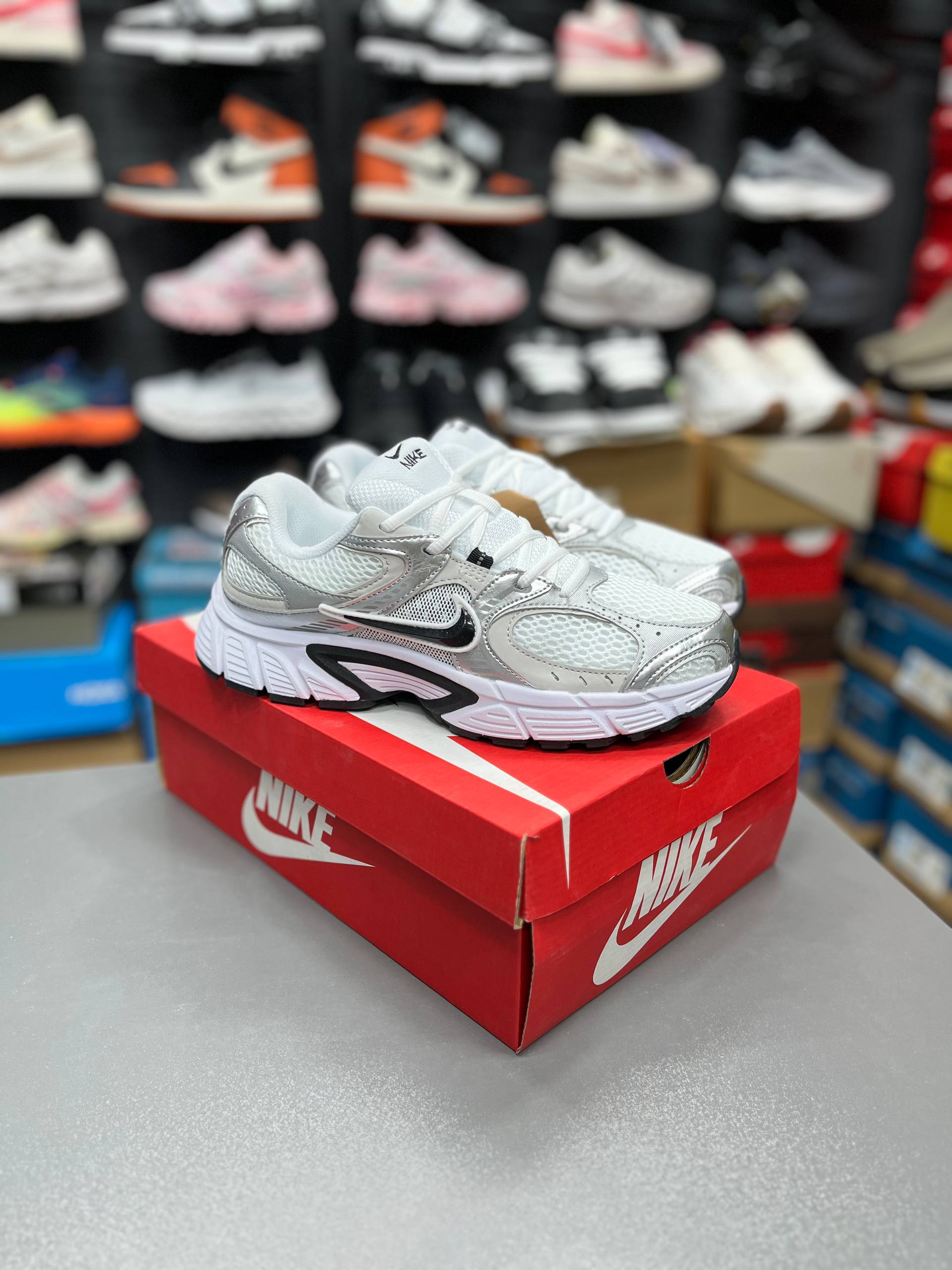 کتونی نایک وی فایو کی مسترکوالیتی Nike v5k run ساخت ویتنام وارداتی سایز ۴۰ الی ۴۵ضمانت کیفیت کالا فروش تکی و عمده
