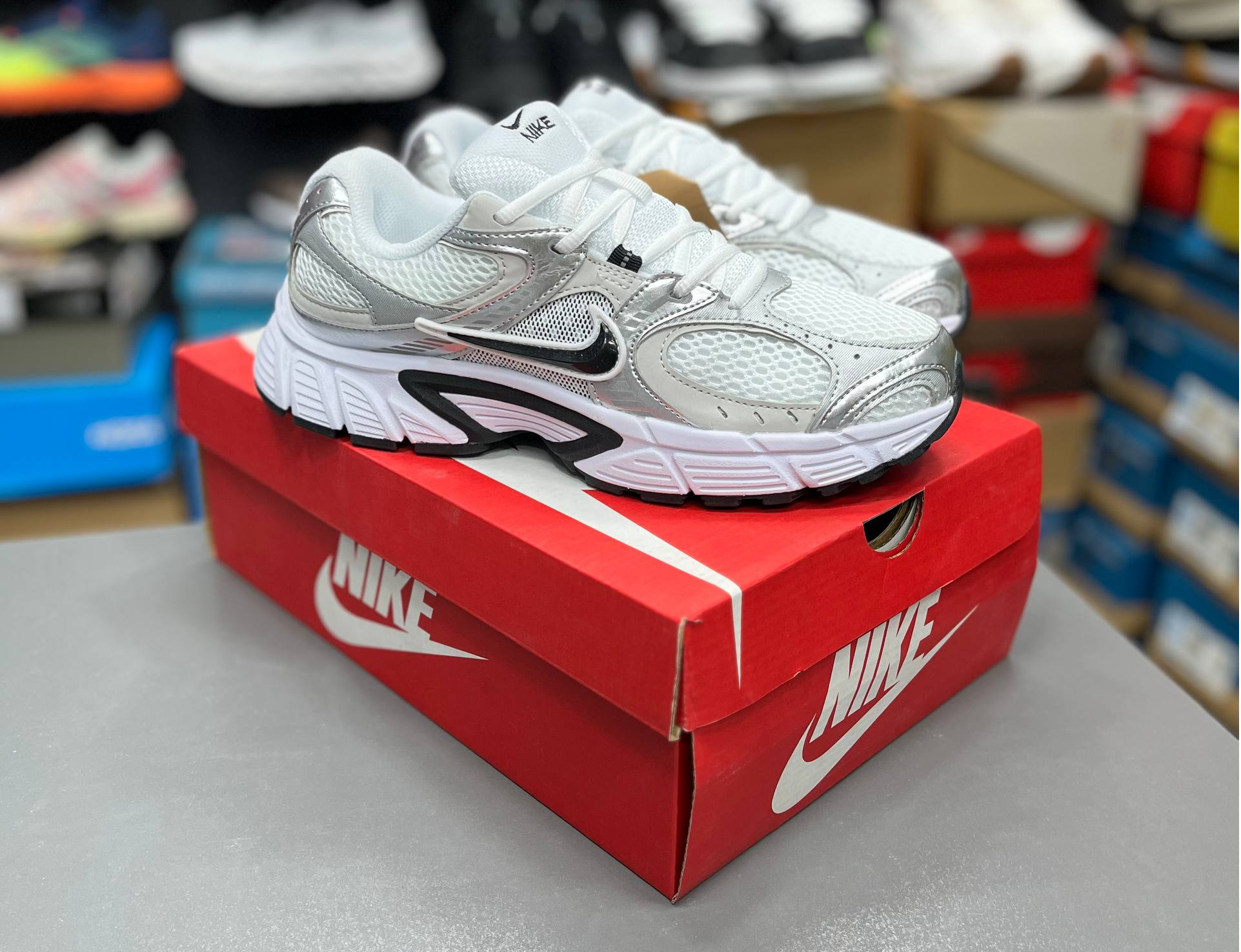 کتونی نایک وی فایو کی مسترکوالیتی Nike v5k run ساخت ویتنام وارداتی سایز ۴۰ الی ۴۵ضمانت کیفیت کالا فروش تکی و عمده