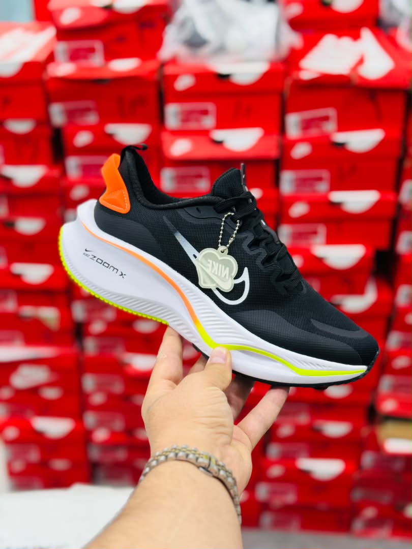 کتونی نایک لبخندی زوم ایکس Nike Zoom X ساخت ویتنام وارداتی سایز۴۰ الی ۴۵فروش تکی و عمده ضمانت کیفیت کالا