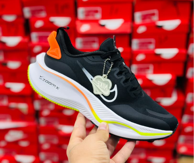 کتونی نایک لبخندی زوم ایکس Nike Zoom X ساخت ویتنام وارداتی سایز۴۰ الی ۴۵فروش تکی و عمده ضمانت کیفیت کالا