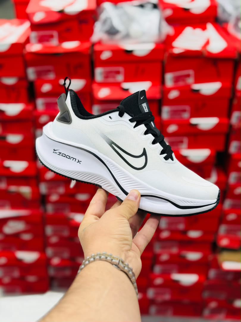 کتونی نایک لبخندی زوم ایکس Nike Zoom X ساخت ویتنام وارداتی سایز۴۰ الی ۴۵فروش تکی و عمده ضمانت کیفیت کالا