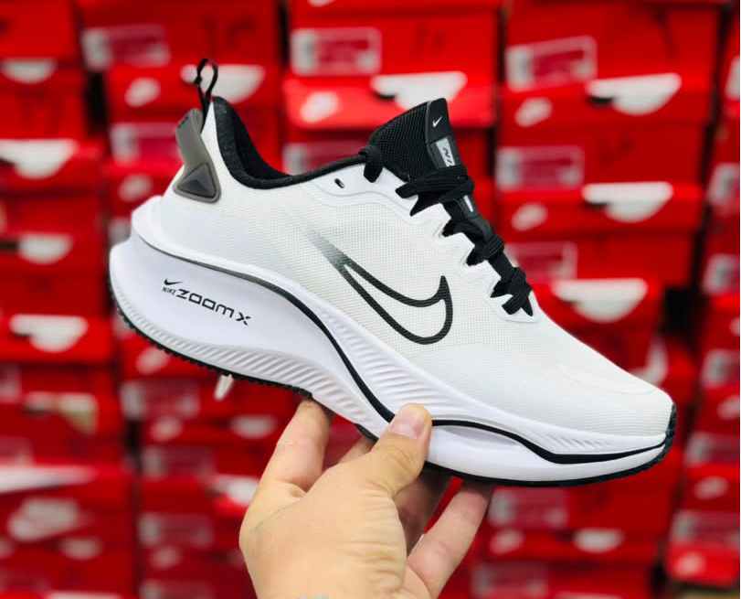 کتونی نایک لبخندی زوم ایکس Nike Zoom X ساخت ویتنام وارداتی سایز۴۰ الی ۴۵فروش تکی و عمده ضمانت کیفیت کالا