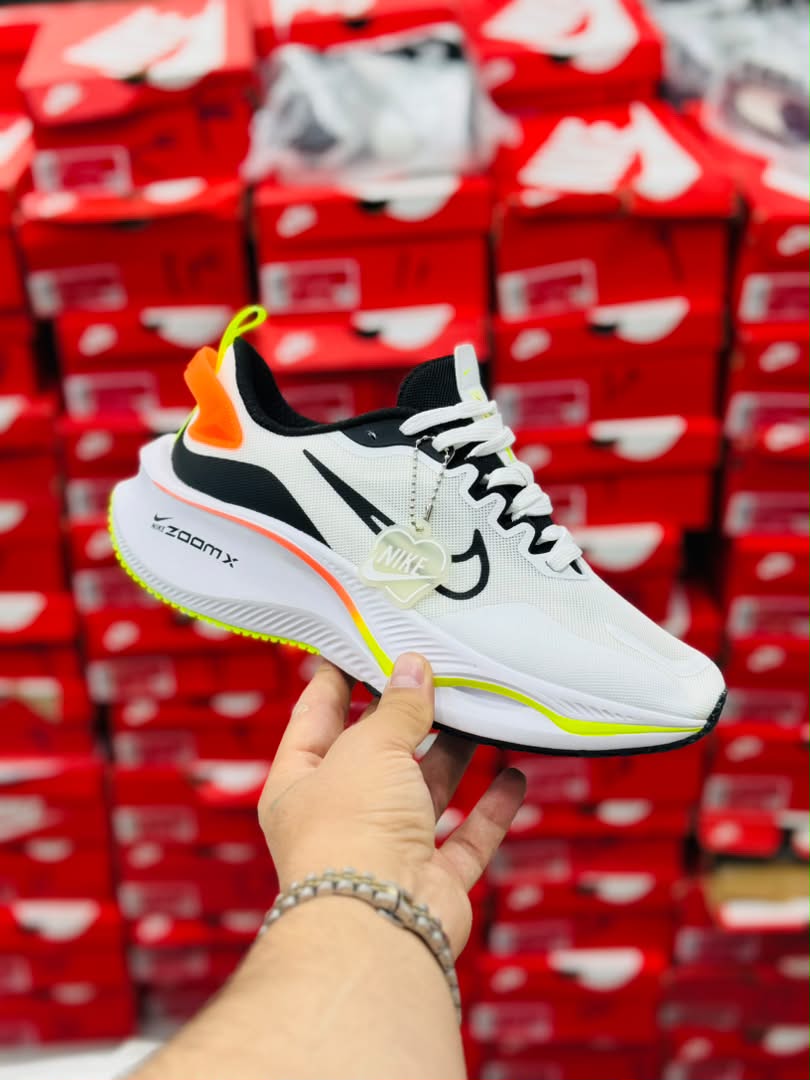 کتونی نایک لبخندی زوم ایکس Nike Zoom X ساخت ویتنام وارداتی سایز۴۰ الی ۴۵فروش تکی و عمده ضمانت کیفیت کالا
