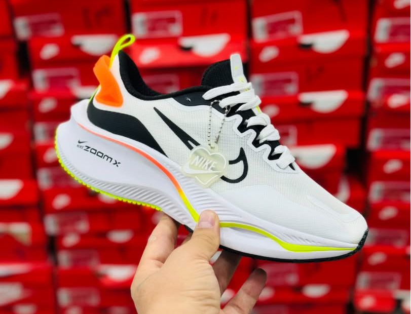 کتونی نایک لبخندی زوم ایکس Nike Zoom X ساخت ویتنام وارداتی سایز۴۰ الی ۴۵فروش تکی و عمده ضمانت کیفیت کالا