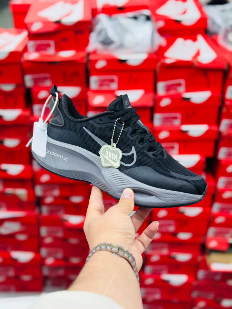 کتونی نایک لبخندی زوم ایکس Nike Zoom X ساخت ویتنام وارداتی سایز۴۰ الی ۴۵فروش تکی و عمده ضمانت کیفیت کالا