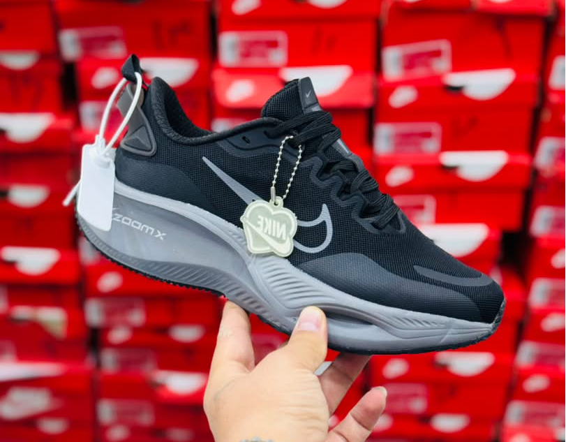 کتونی نایک لبخندی زوم ایکس Nike Zoom X ساخت ویتنام وارداتی سایز۴۰ الی ۴۵فروش تکی و عمده ضمانت کیفیت کالا