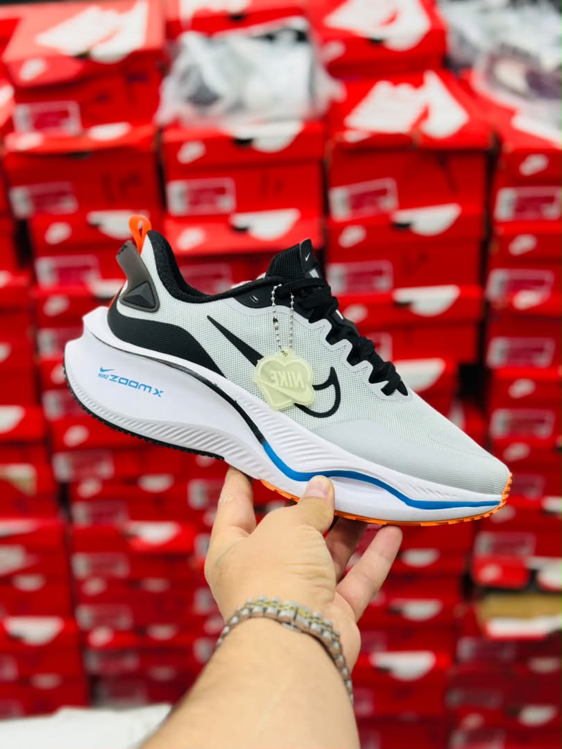 کتونی نایک لبخندی زوم ایکس Nike Zoom X ساخت ویتنام وارداتی سایز۴۰ الی ۴۵فروش تکی و عمده ضمانت کیفیت کالا