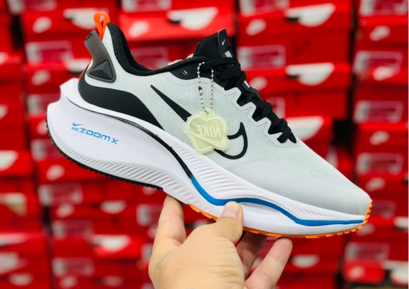 کتونی نایک لبخندی زوم ایکس Nike Zoom X ساخت ویتنام وارداتی سایز۴۰ الی ۴۵فروش تکی و عمده ضمانت کیفیت کالا