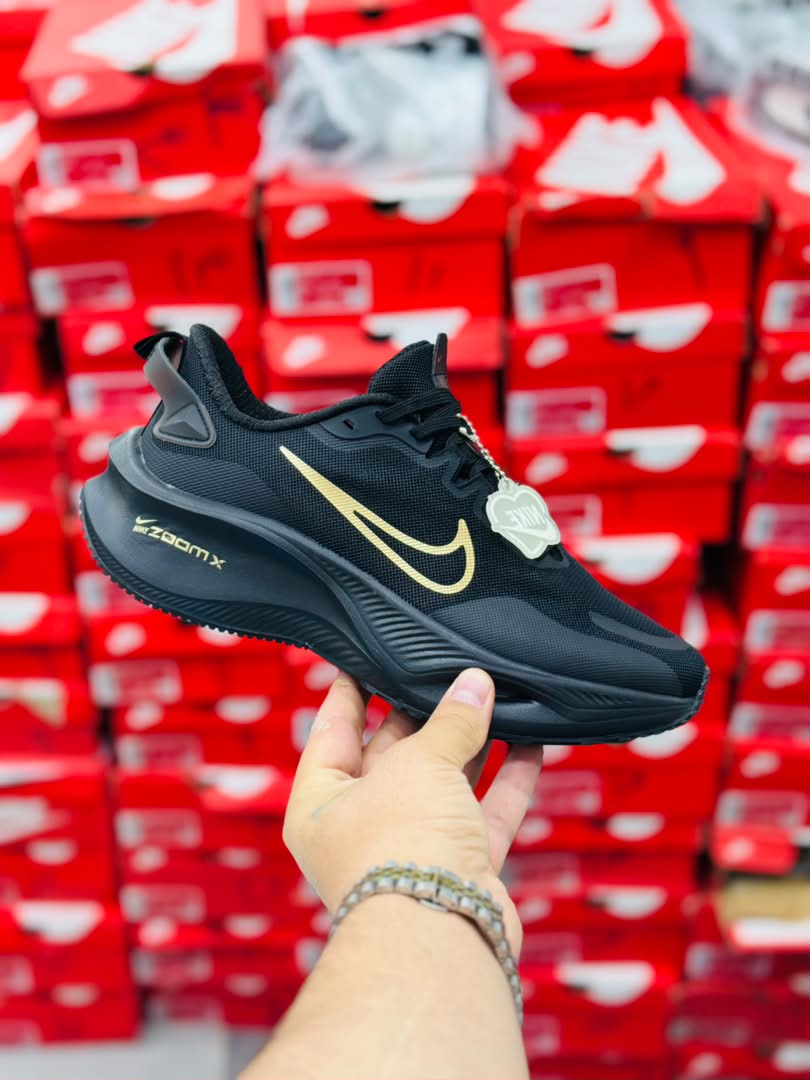 کتونی نایک لبخندی زوم ایکس Nike Zoom X ساخت ویتنام وارداتی سایز۴۰ الی ۴۵فروش تکی و عمده ضمانت کیفیت کالا