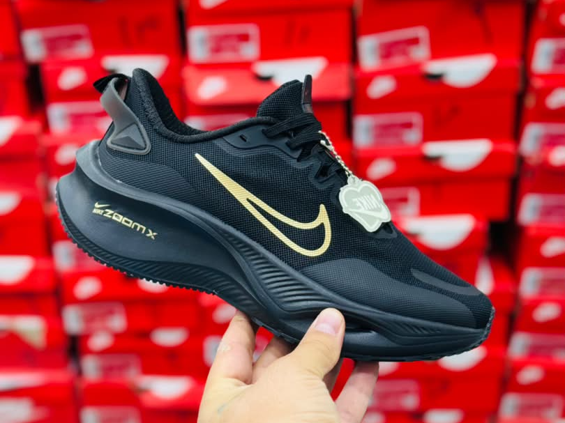 کتونی نایک لبخندی زوم ایکس Nike Zoom X ساخت ویتنام وارداتی سایز۴۰ الی ۴۵فروش تکی و عمده ضمانت کیفیت کالا