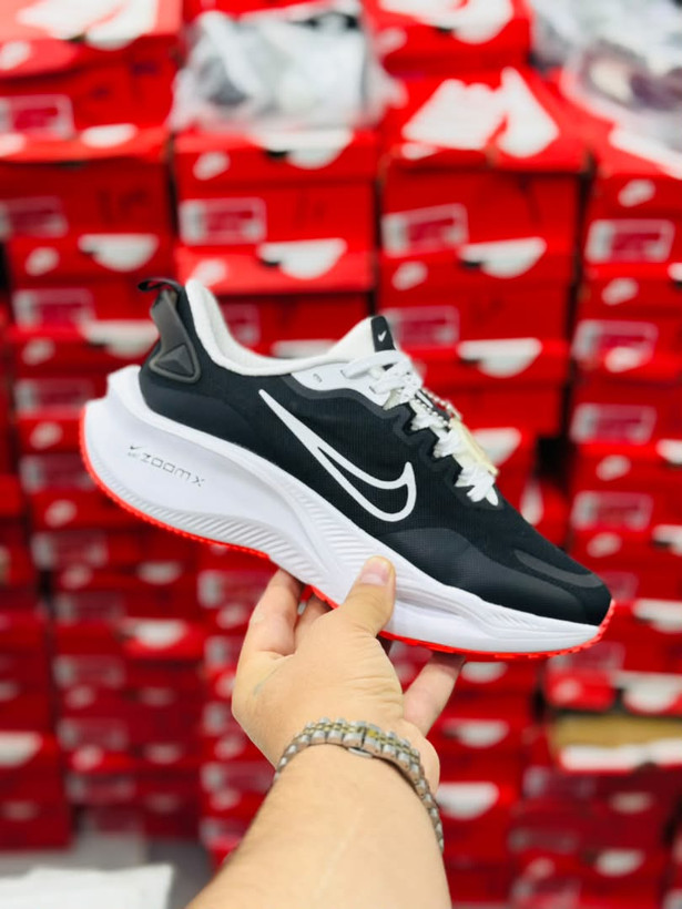کتونی نایک لبخندی زوم ایکس Nike Zoom X ساخت ویتنام وارداتی سایز۴۰ الی ۴۵فروش تکی و عمده ضمانت کیفیت کالا