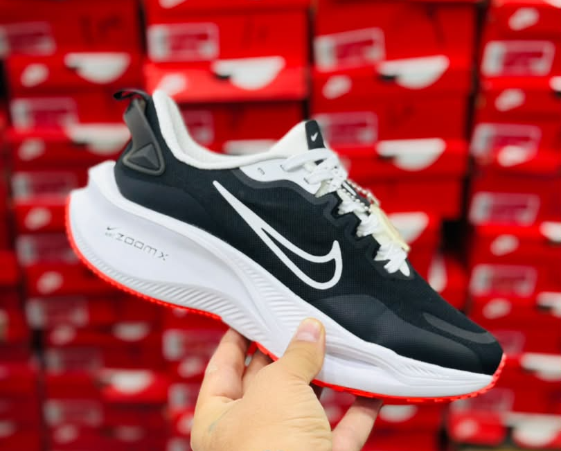 کتونی نایک لبخندی زوم ایکس Nike Zoom X ساخت ویتنام وارداتی سایز۴۰ الی ۴۵فروش تکی و عمده ضمانت کیفیت کالا