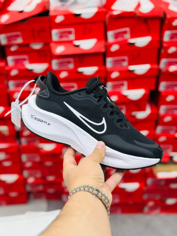 کتونی نایک لبخندی زوم ایکس Nike Zoom X ساخت ویتنام وارداتی سایز۴۰ الی ۴۵فروش تکی و عمده ضمانت کیفیت کالا
