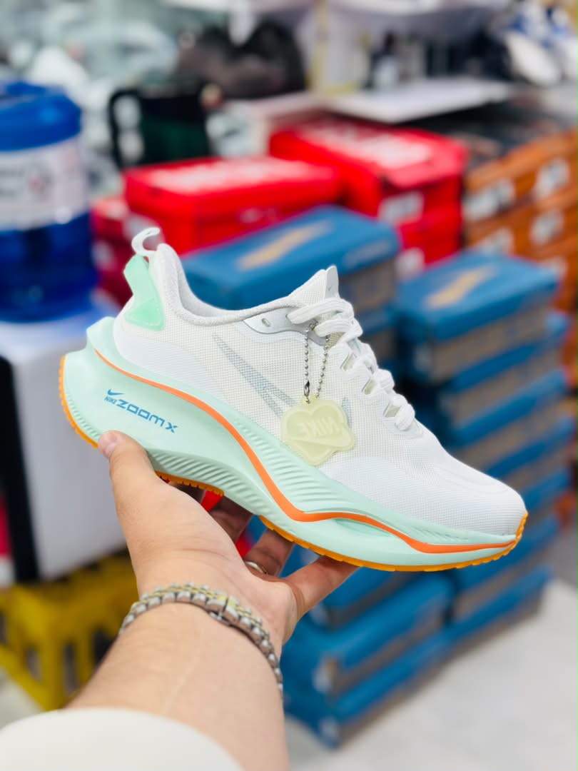 کتونی نایک لبخندی زوم ایکس Nike Zoom X ساخت ویتنام وارداتی سایز۳۷ الی ۴۰فروش تکی و عمده ضمانت کیفیت کالا